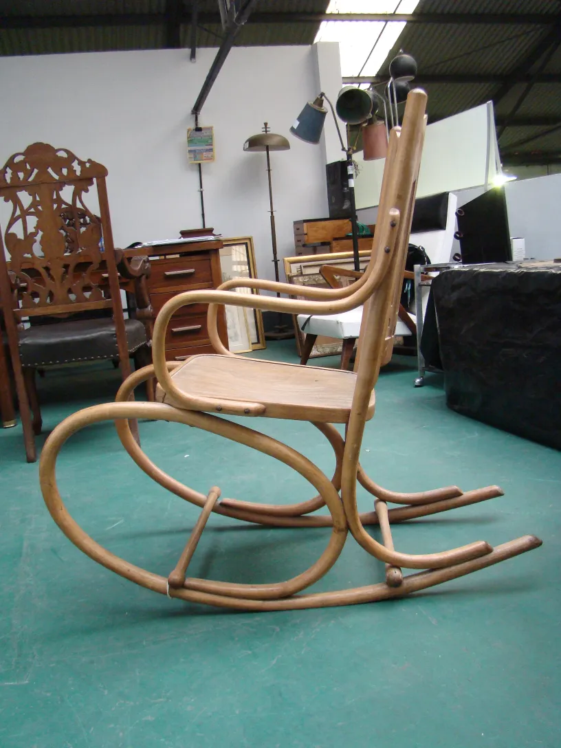 chaise hamac ancienne avec design courbé dans un cadre accueillant