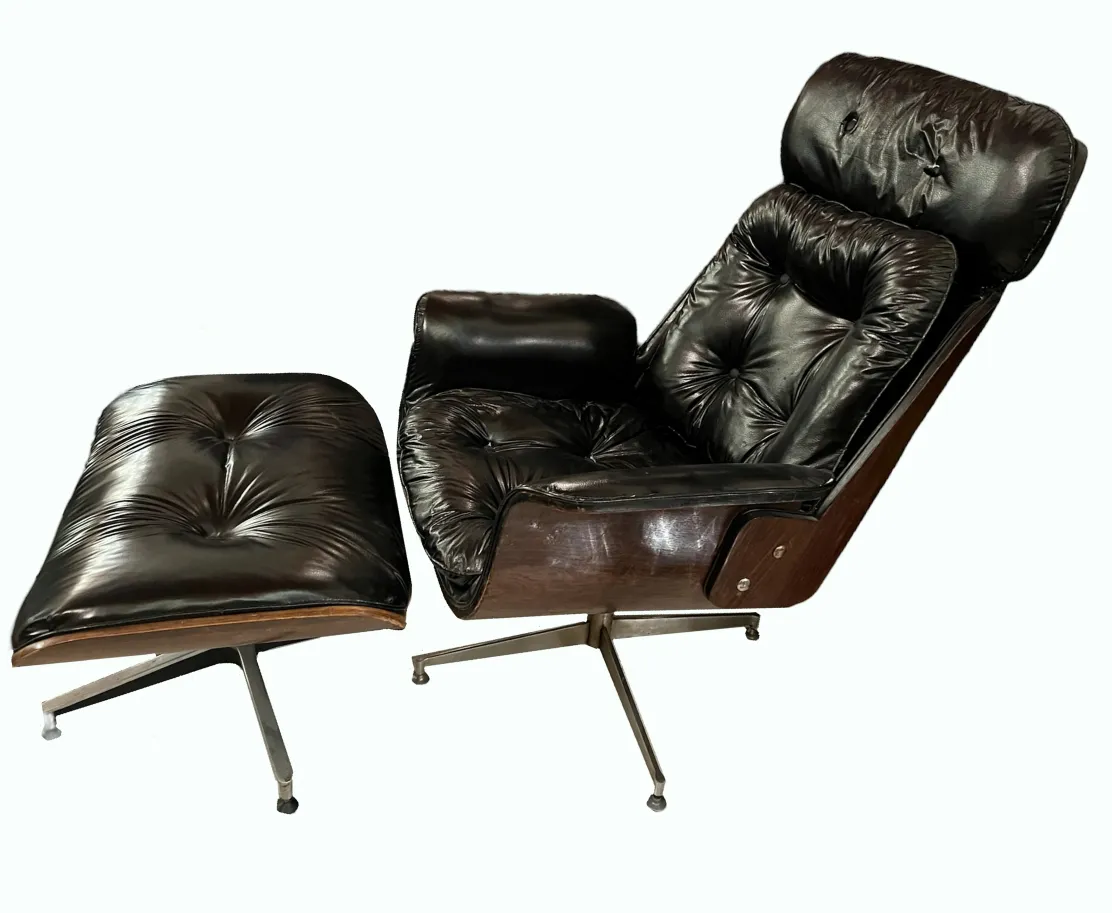 Sillón antiguo con diseño elegante y respaldo acolchado, parte de un entorno acogedor.