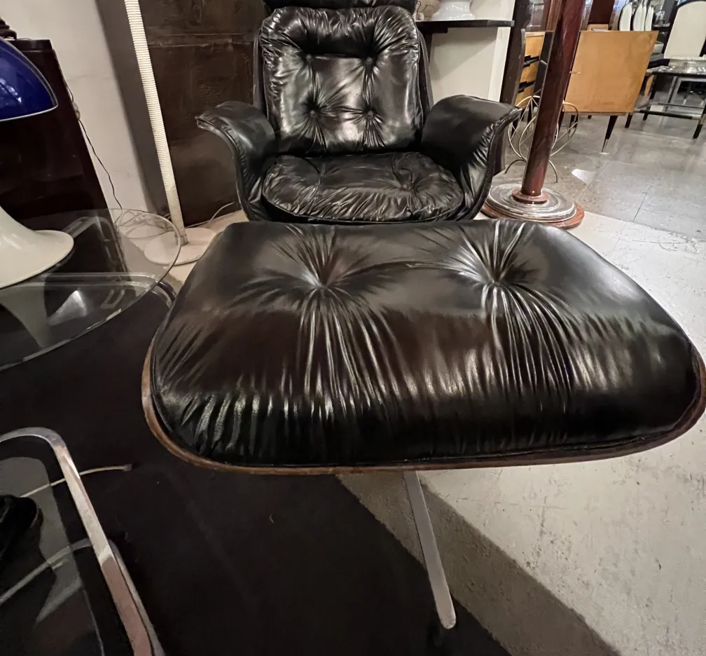 Sillón antiguo de Herman Miller que necesita restauración, con diseño clásico.