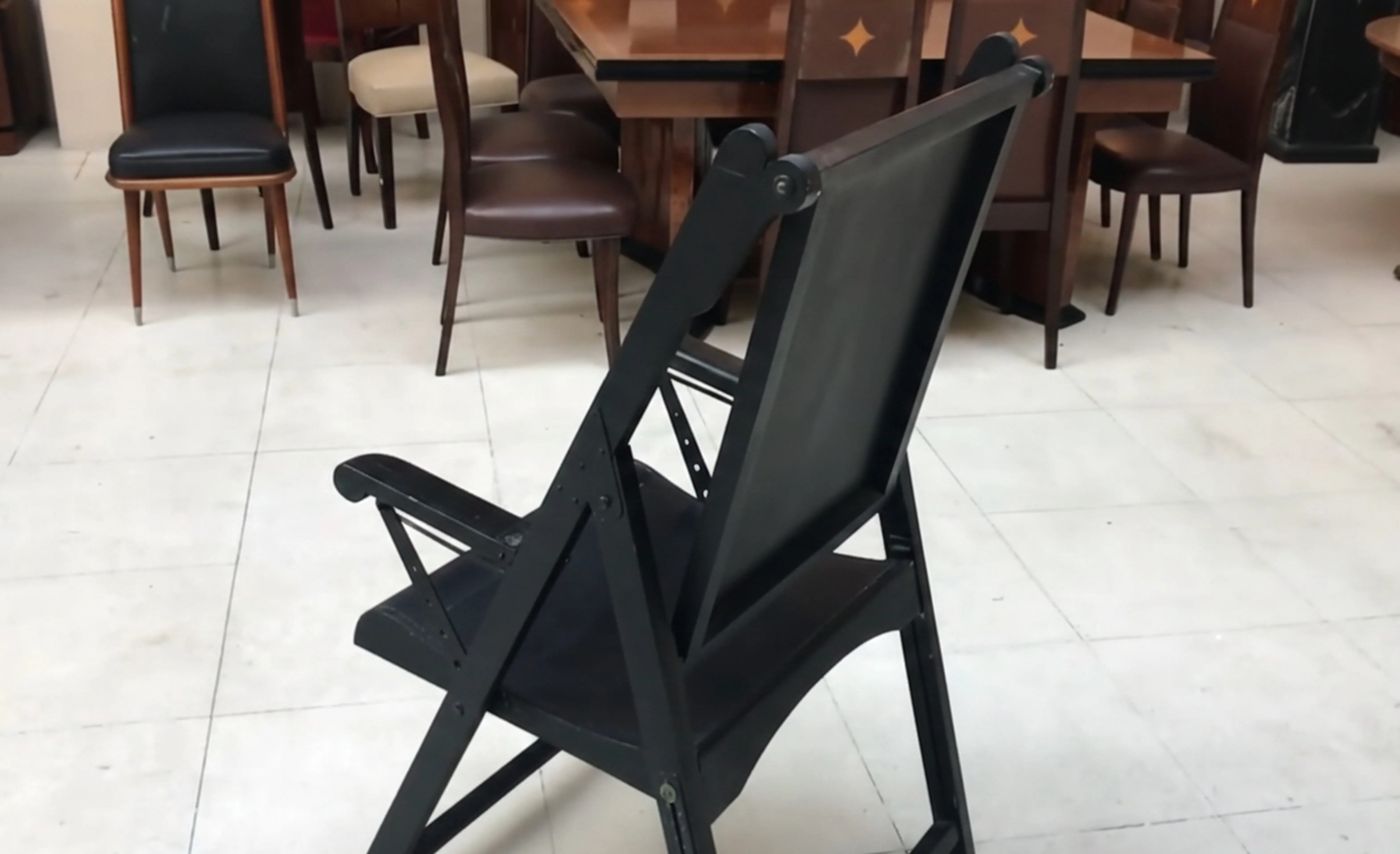 Sillones antiguos para restaurar, en un entorno acogedor y cálido.