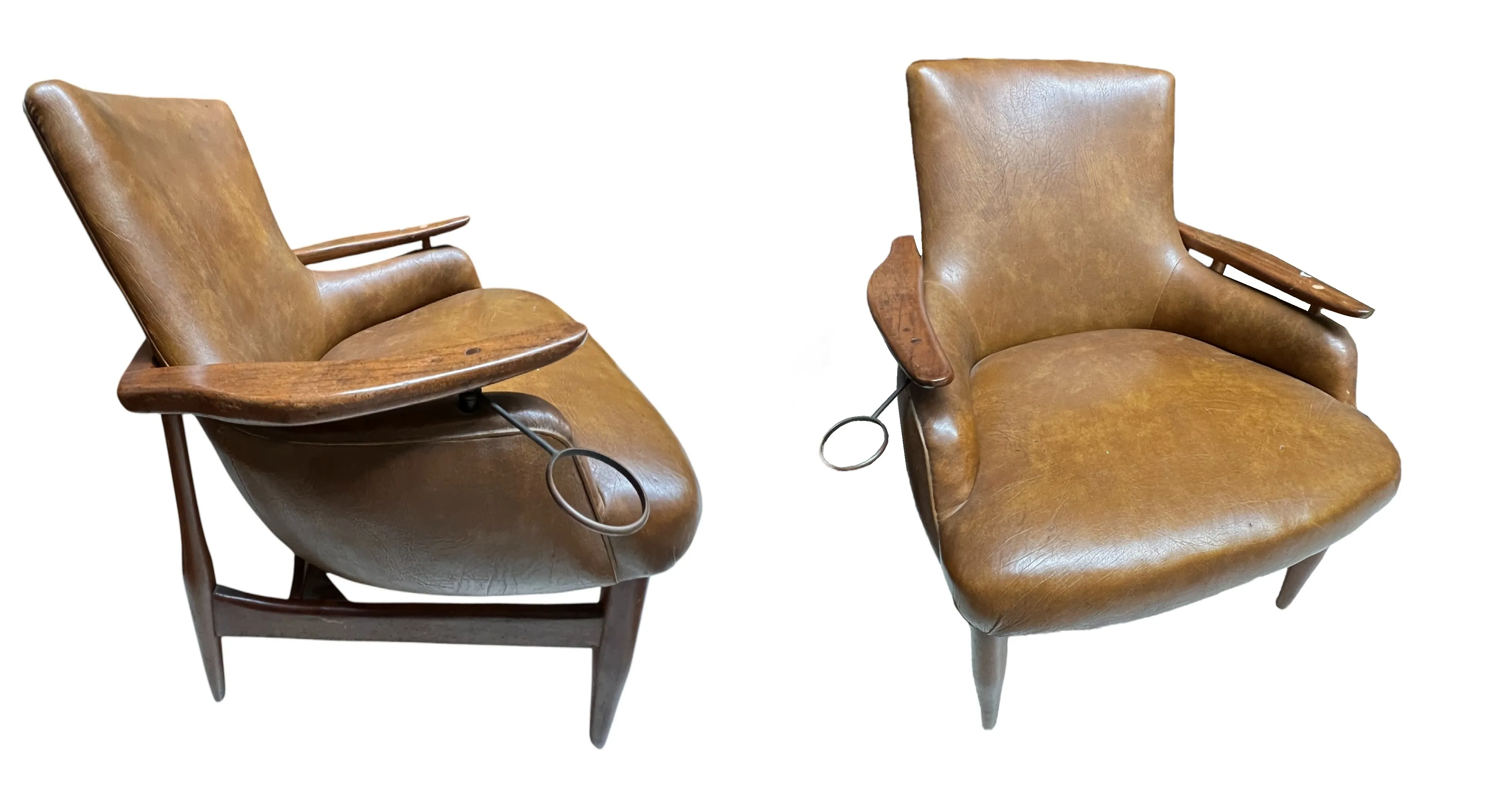 Due poltrone antiche con un design distintivo ed elegante, perfette per la restaurazione.