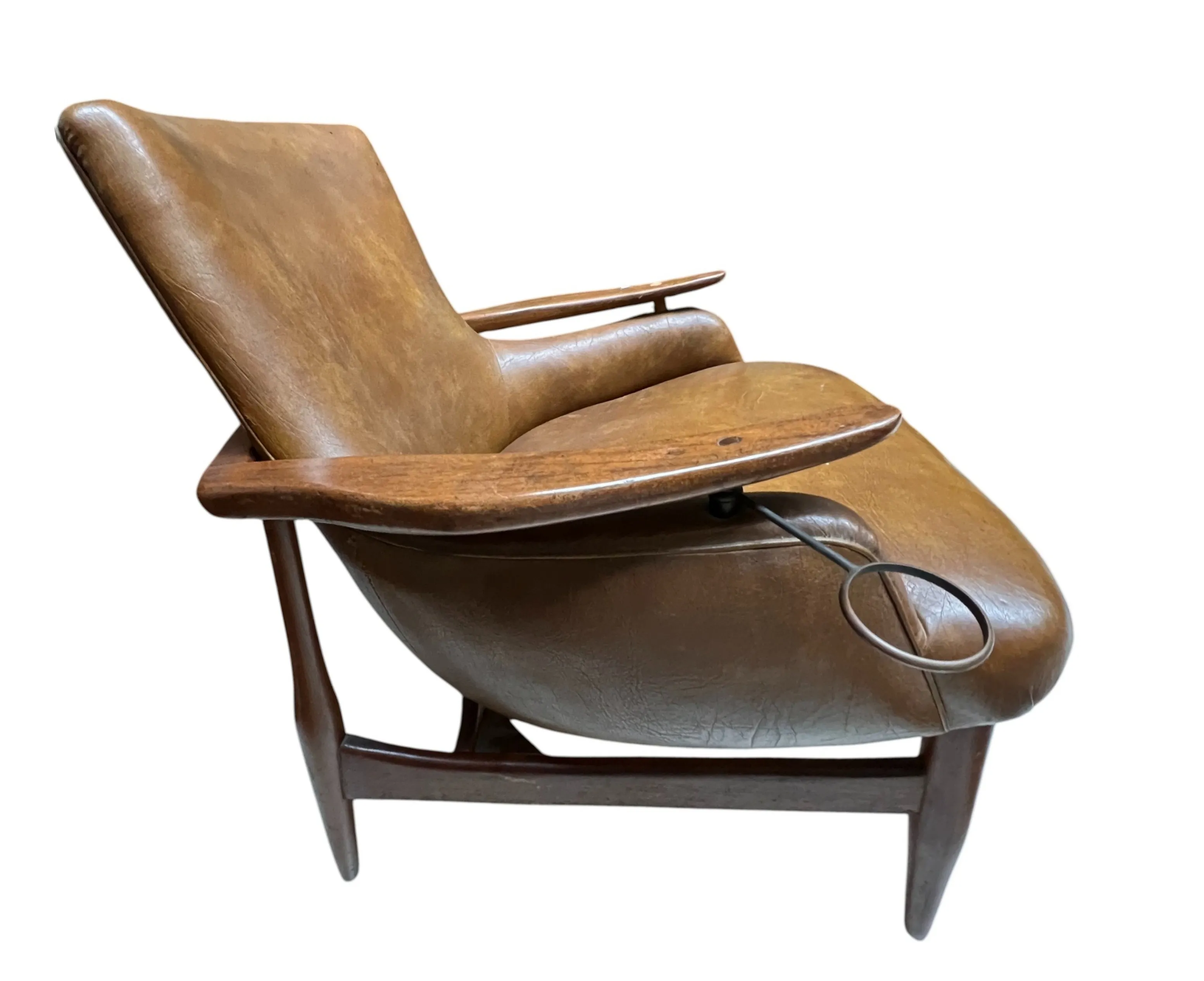 Duas poltronas antigas danificadas, com design característico de finn juhl, em um ambiente aconchegante.