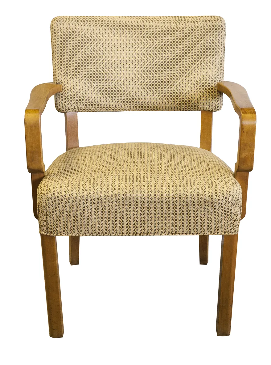 Antiker Bürosessel mit klassischem Design und Holzarmen.