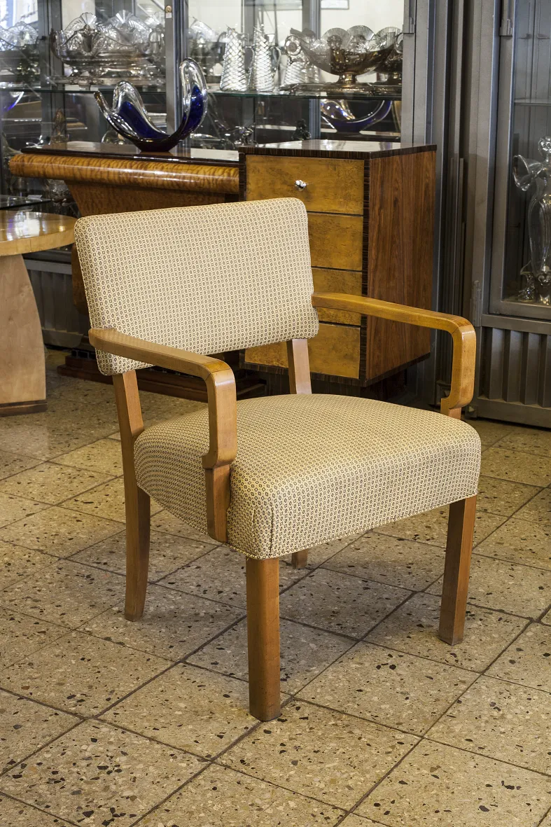 Sillón de escritorio antiguo con estructura clásica en un ambiente elegante.
