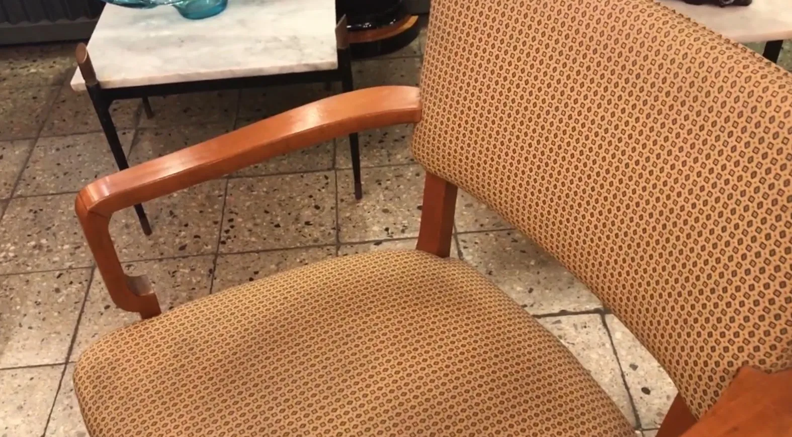 Fauteuil de bureau ancien avec accoudoir dans un cadre accueillant.