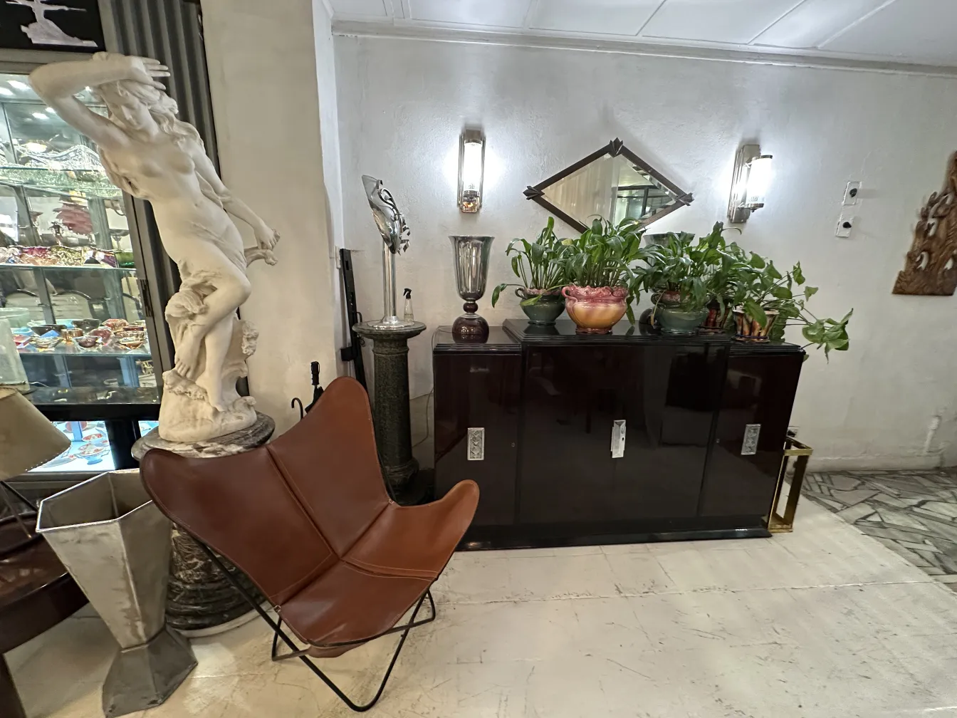 Fauteuil BKF ancien dans un cadre décoratif avec des plantes.