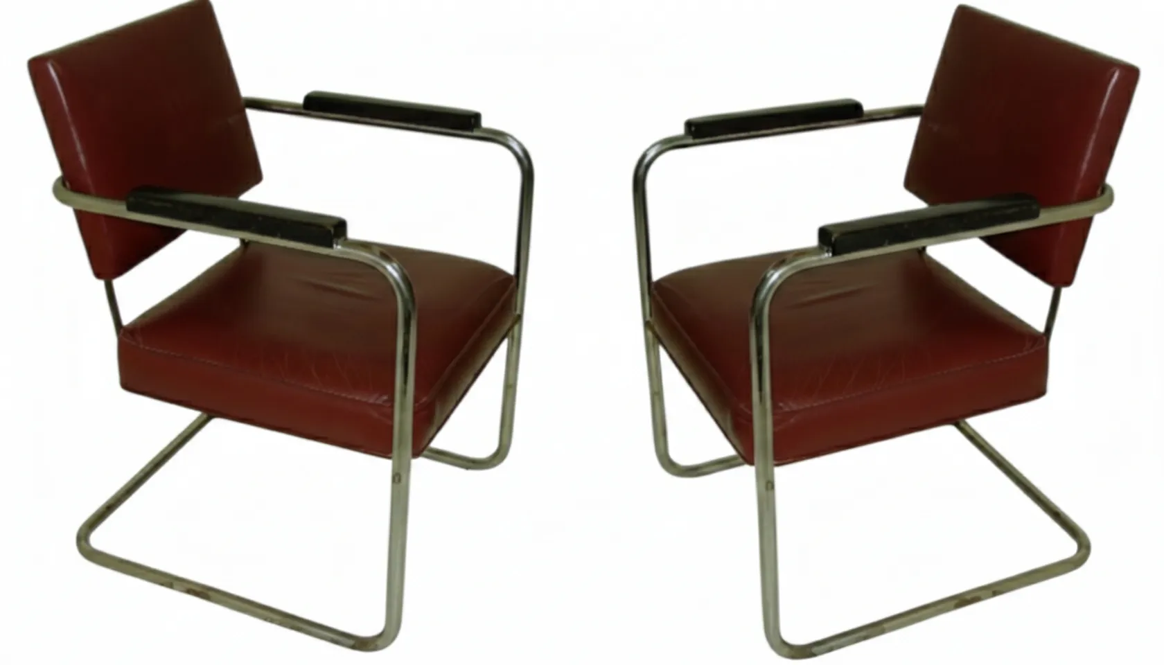 paire de fauteuils antiques à restaurer avec accoudoirs et rembourrage rouge.