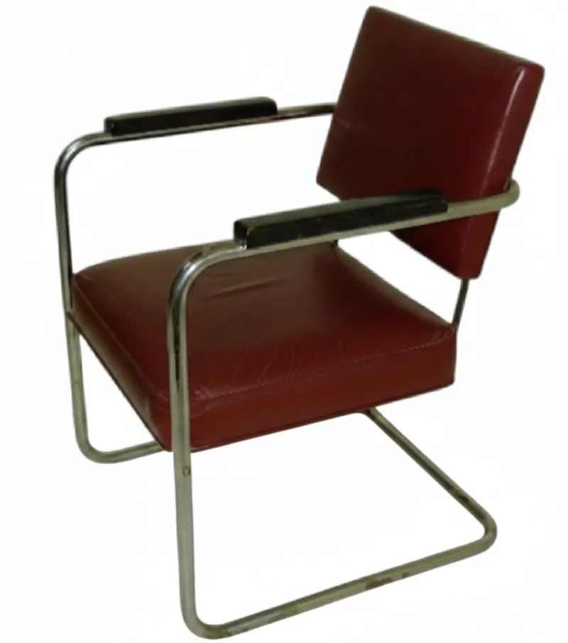 duas poltronas antigas com design clássico, uma em tons de vermelho, em um ambiente de restauração.