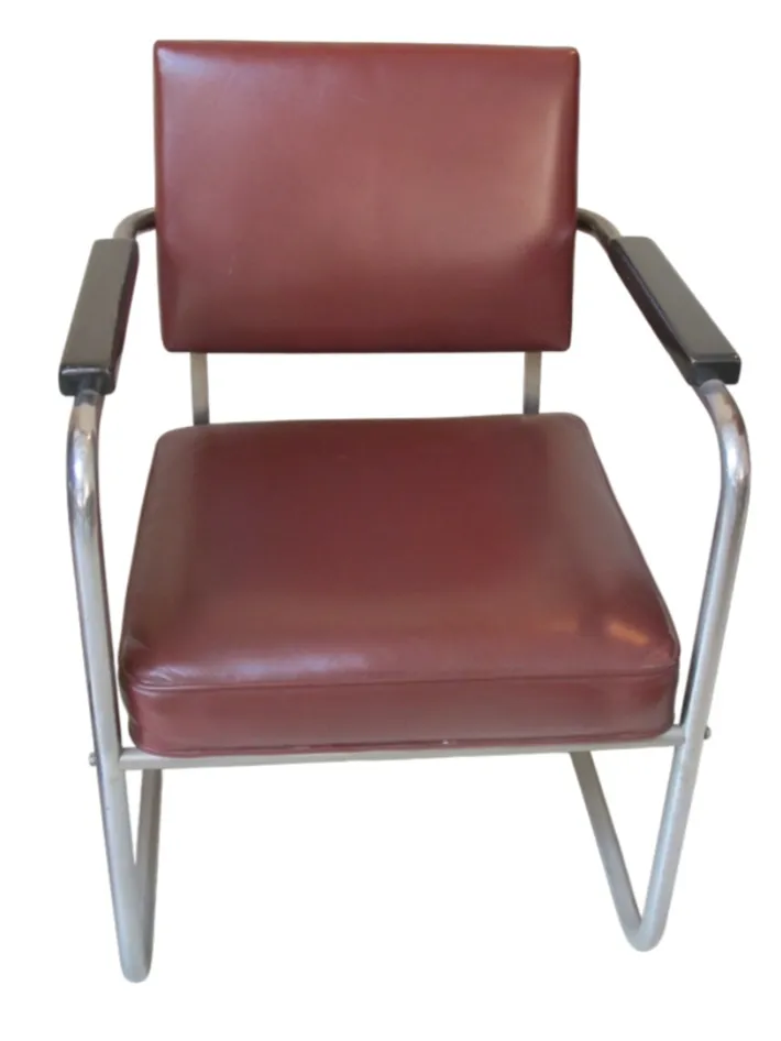 sillones antiguos de diferentes colores con brazos