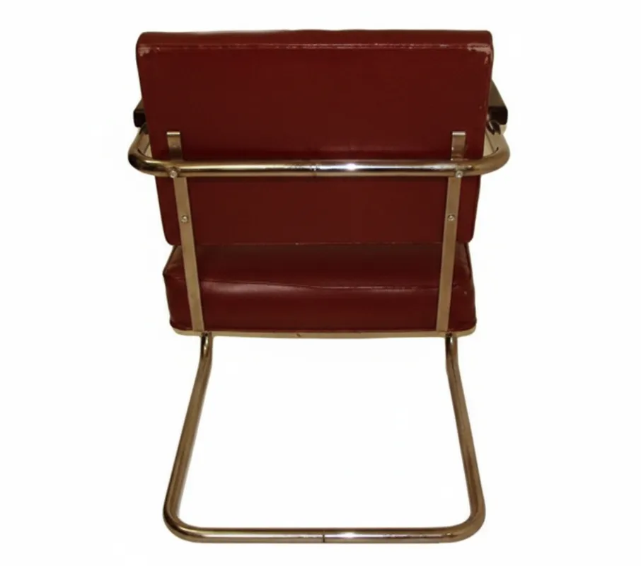 duas poltronas antigas com estrutura visível prontas para serem restauradas em um ambiente antigo.