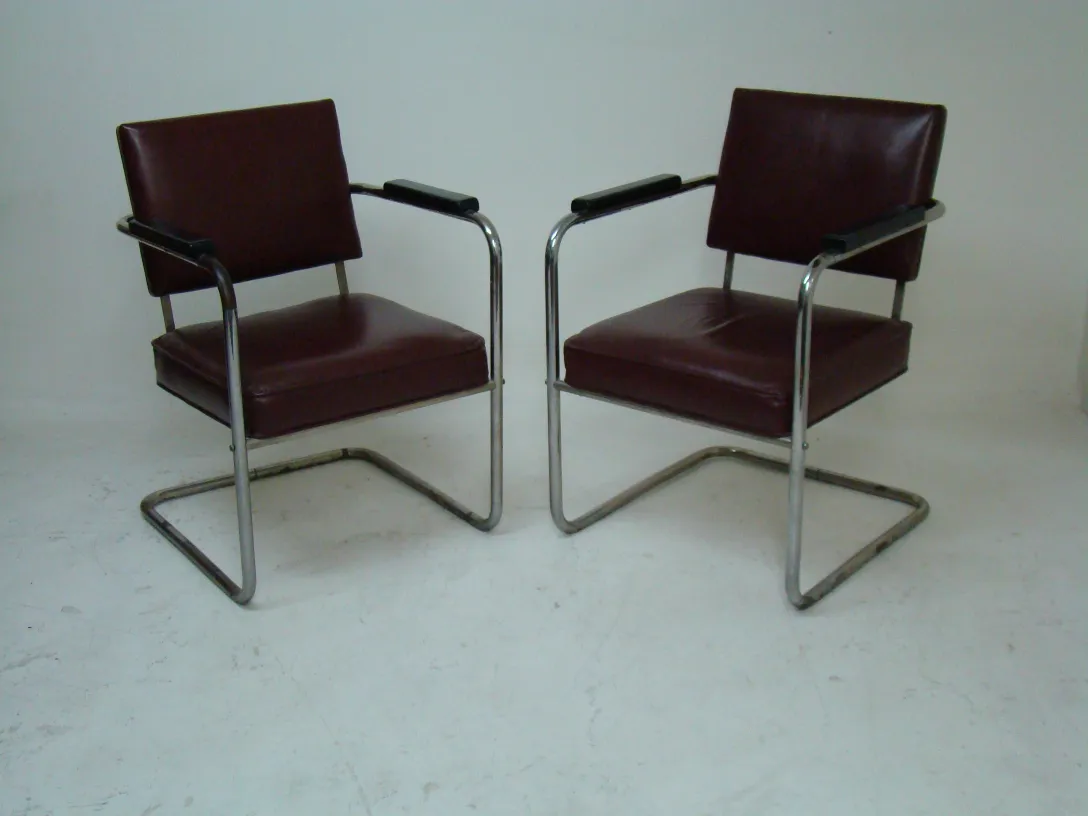 duas poltronas antigas para restauração, design clássico, em um ambiente neutro.