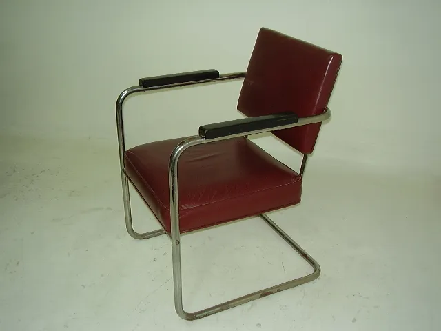 2 poltronas antigas para serem restauradas, com estofamento vermelho e formas elegantes de Marcel Breuer.