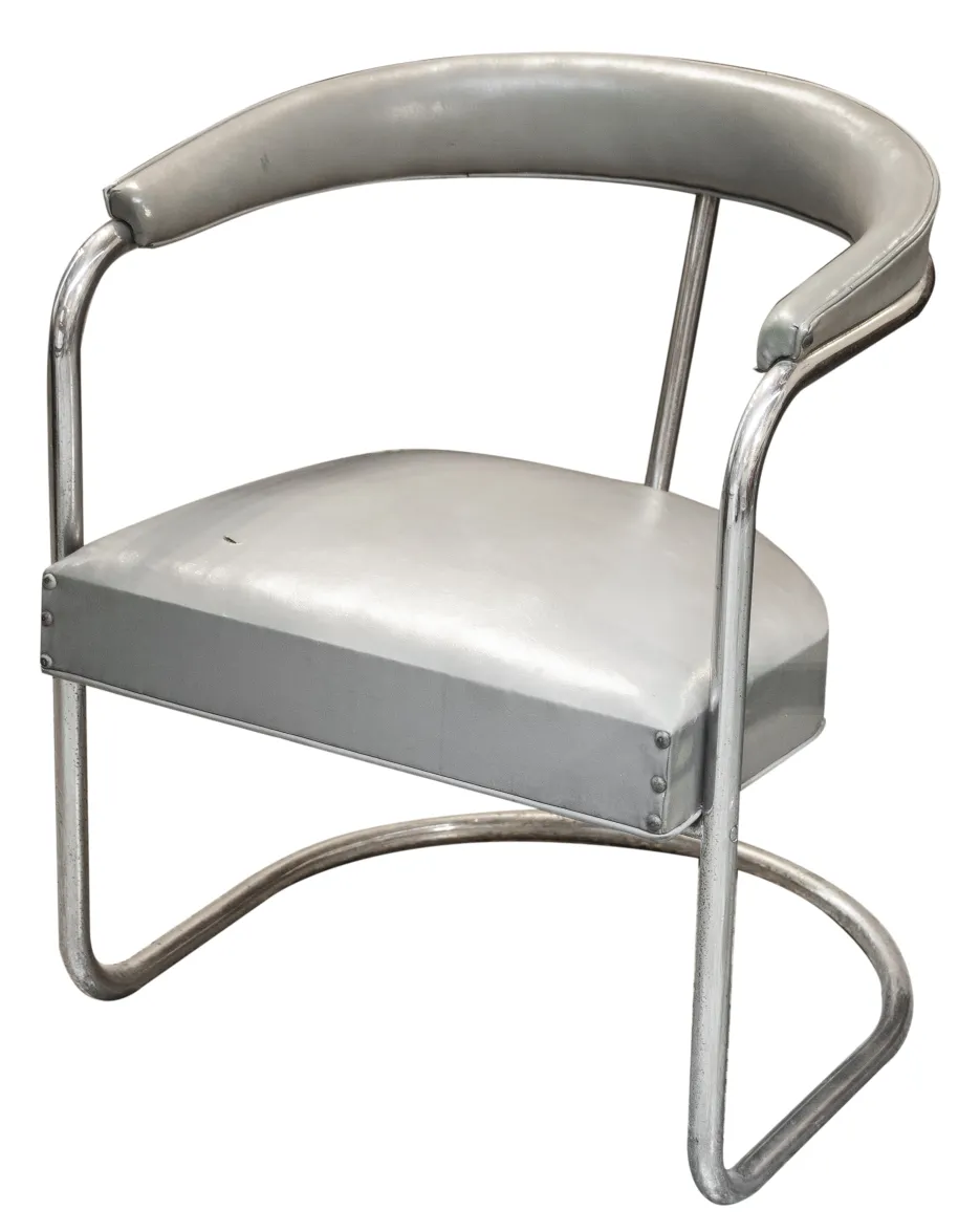 Zwei antike Sessel mit markantem Design zur Restaurierung, warmes und gemütliches Ambiente sichtbar.