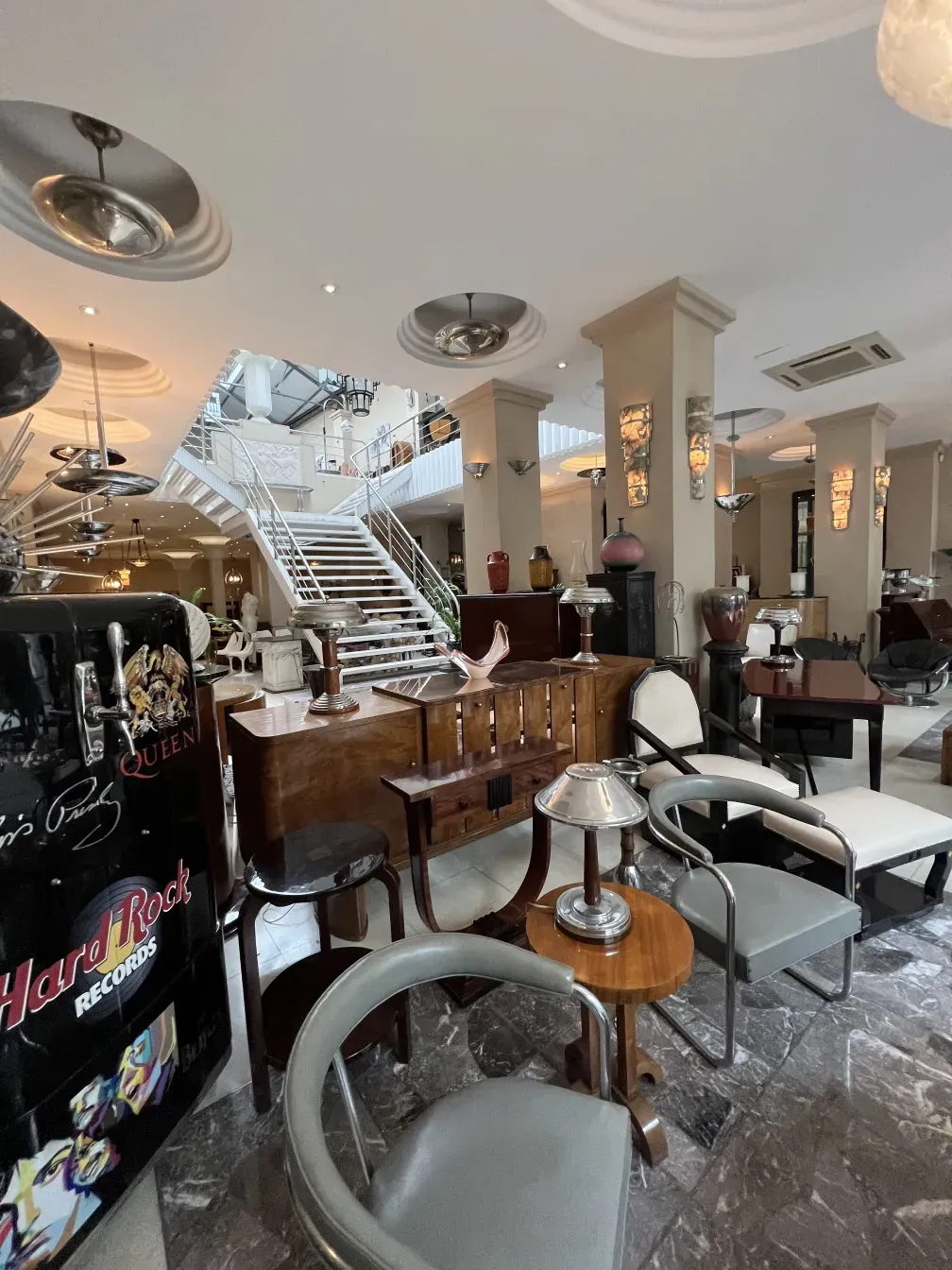 dos sillones antiguos en un entorno elegante, necesitan restauración, ambientados en un salón