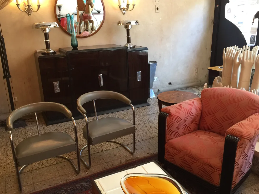 Deux fauteuils au design classique dans un environnement accueillant, adaptés à la restauration.