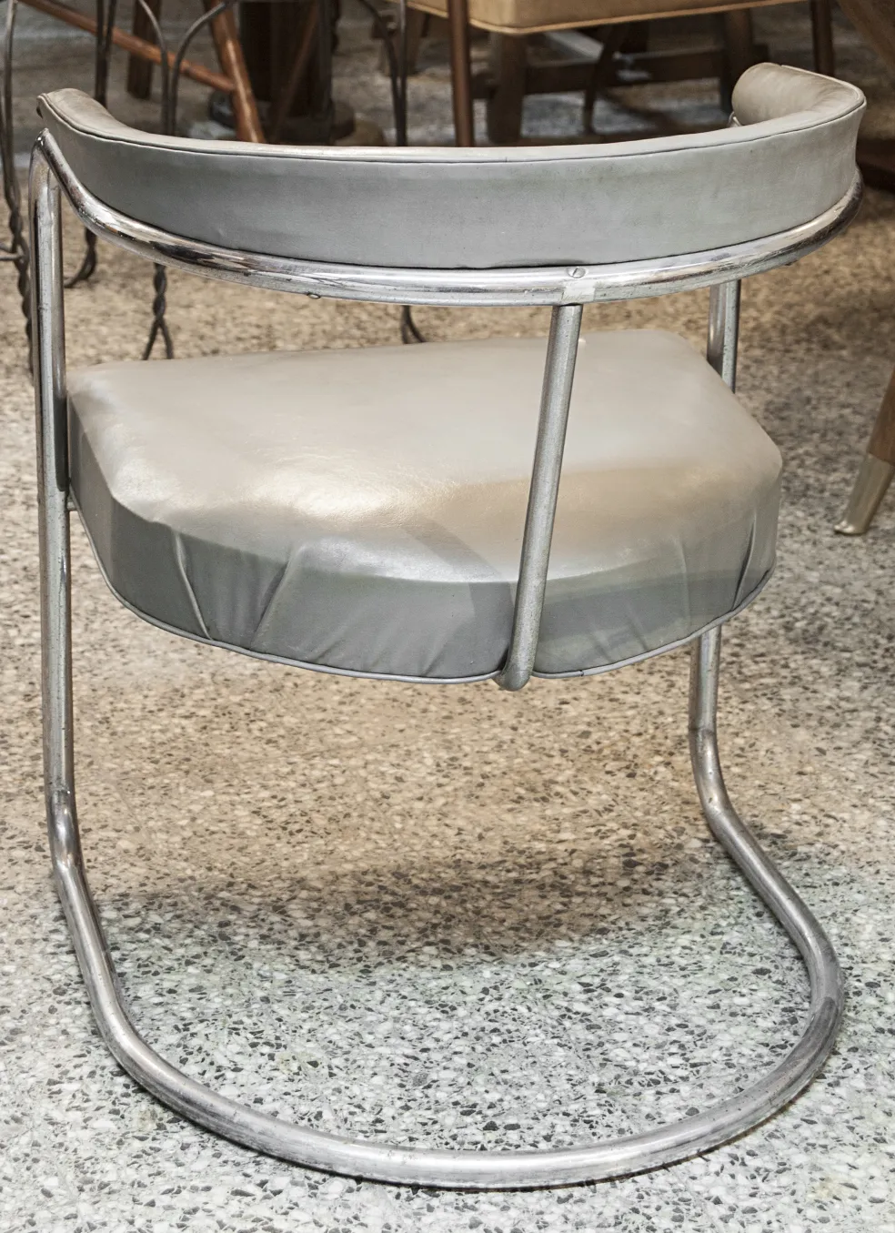 due poltrone antiche con struttura visibile, collocate in un ambiente antico.