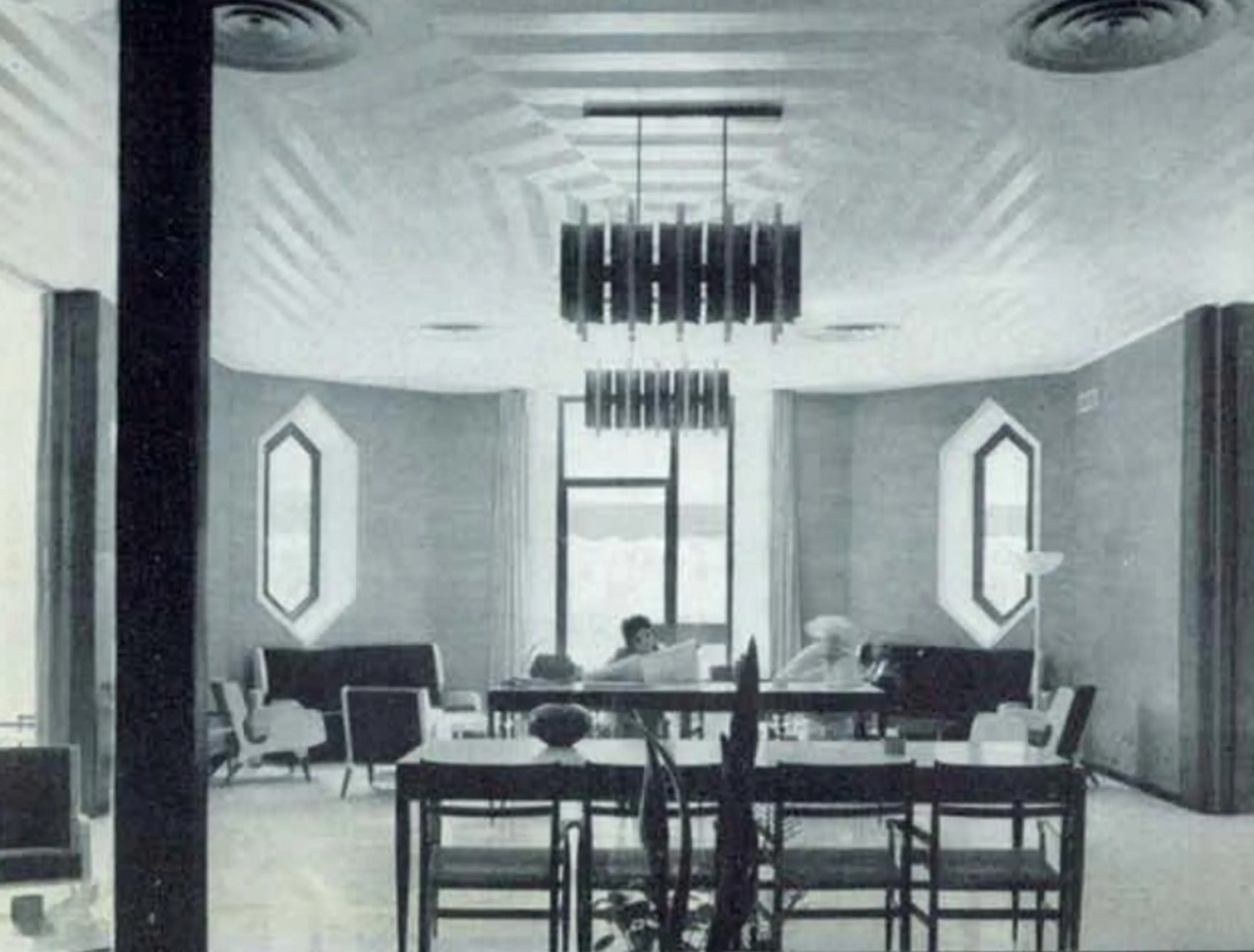 Mesa de comedor antigua con diseño de Gio Ponti, 8 personas, ambiente elegante.