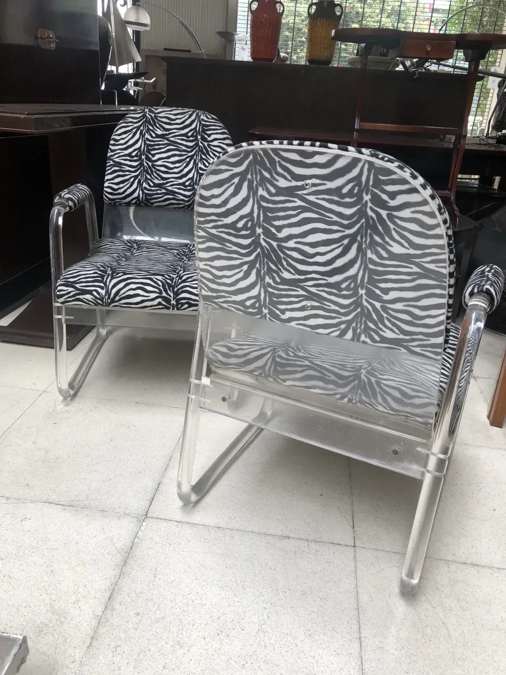 2 poltrone antiche con un design a strisce notevole, in un ambiente accogliente.