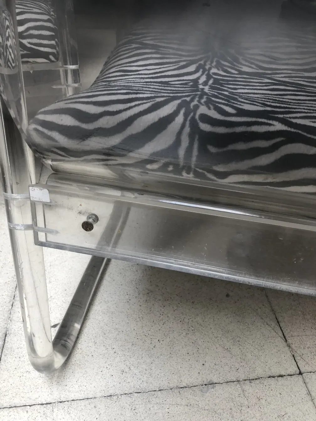 两把带有斑马纹的扶手椅在古典环境中