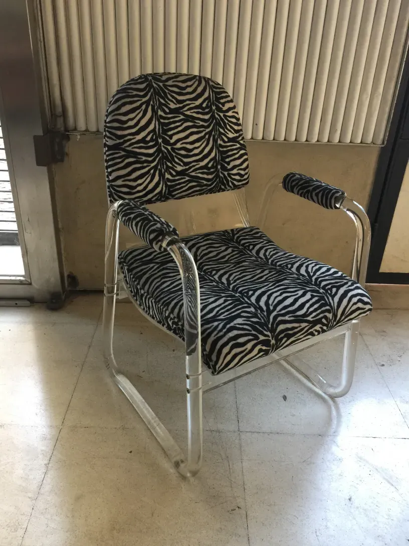 Fauteuils anciens avec motif zèbre dans un cadre moderne