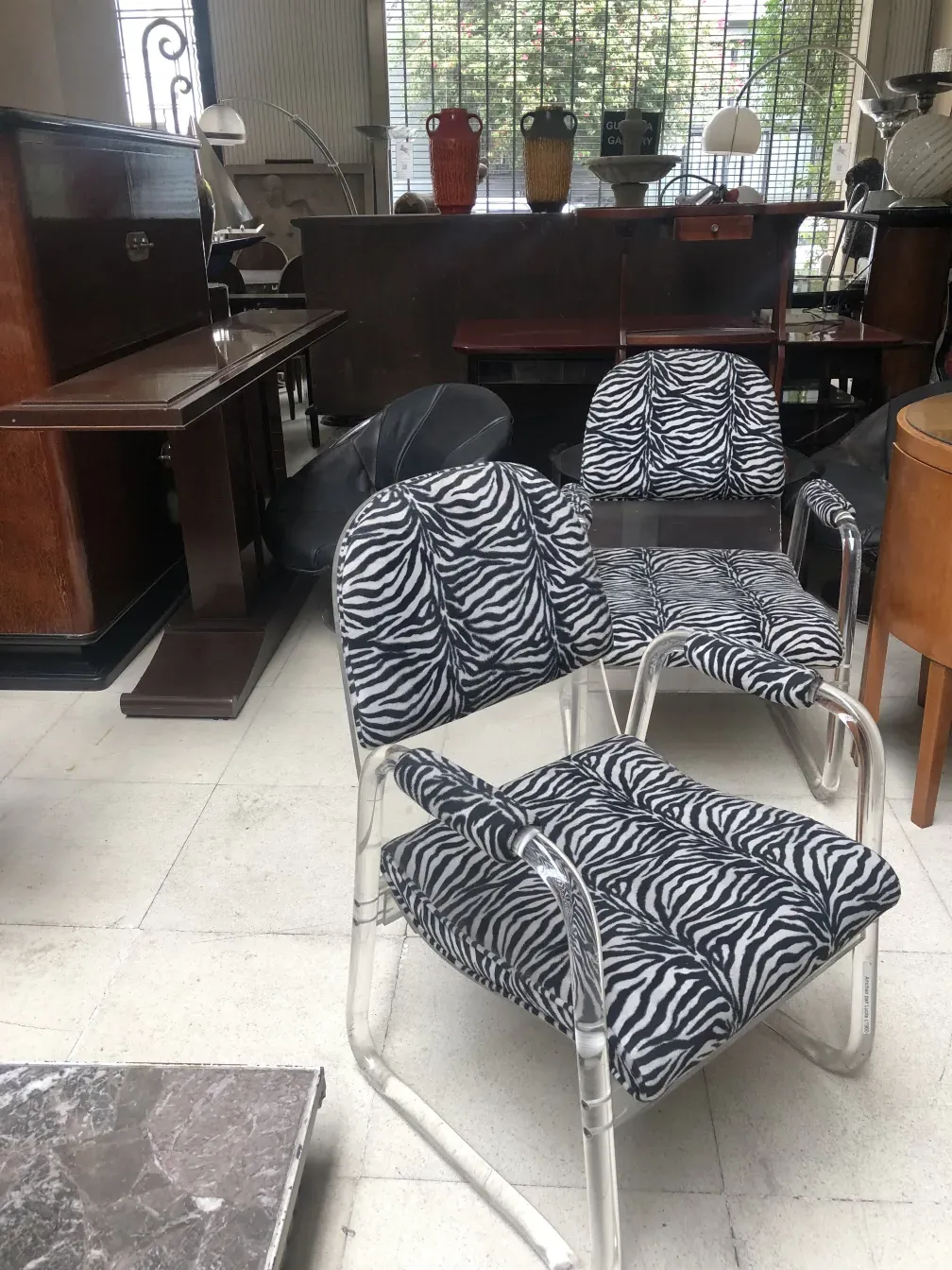 2 poltrone antiche con design a strisce zebra.