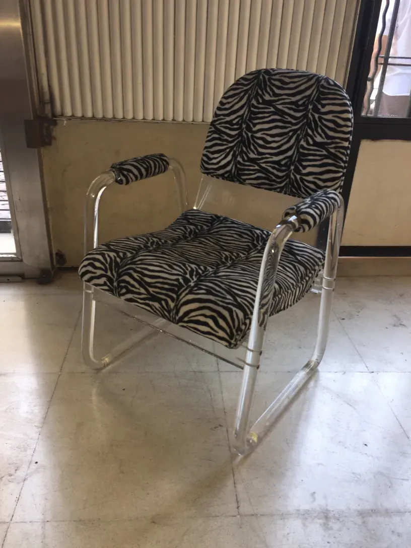 Poltronas antigas art deco com design de zebra em um ambiente elegante.