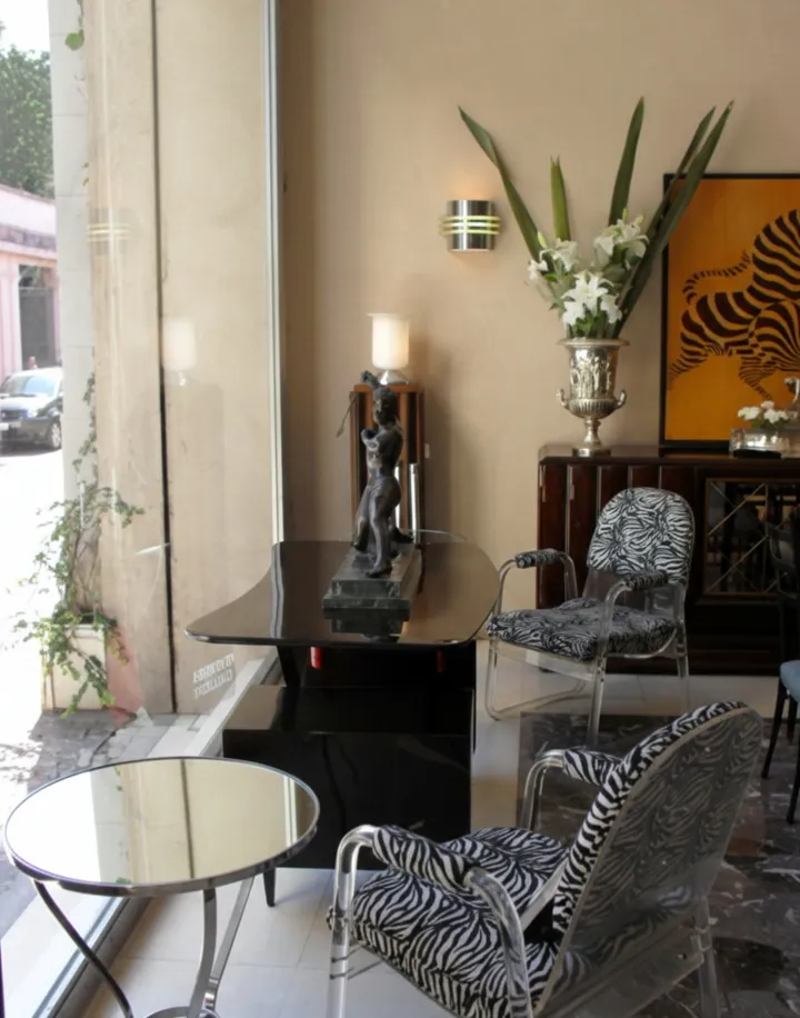 deux fauteuils anciens de style art deco dans une salle élégante avec une décoration moderne