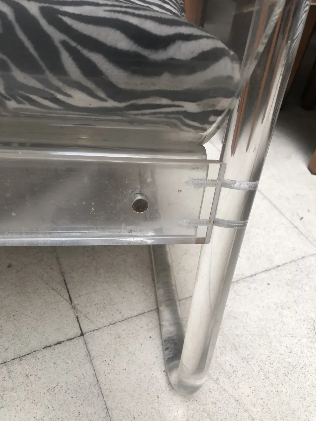 Una coppia di poltrone antiche art deco con design elegante.