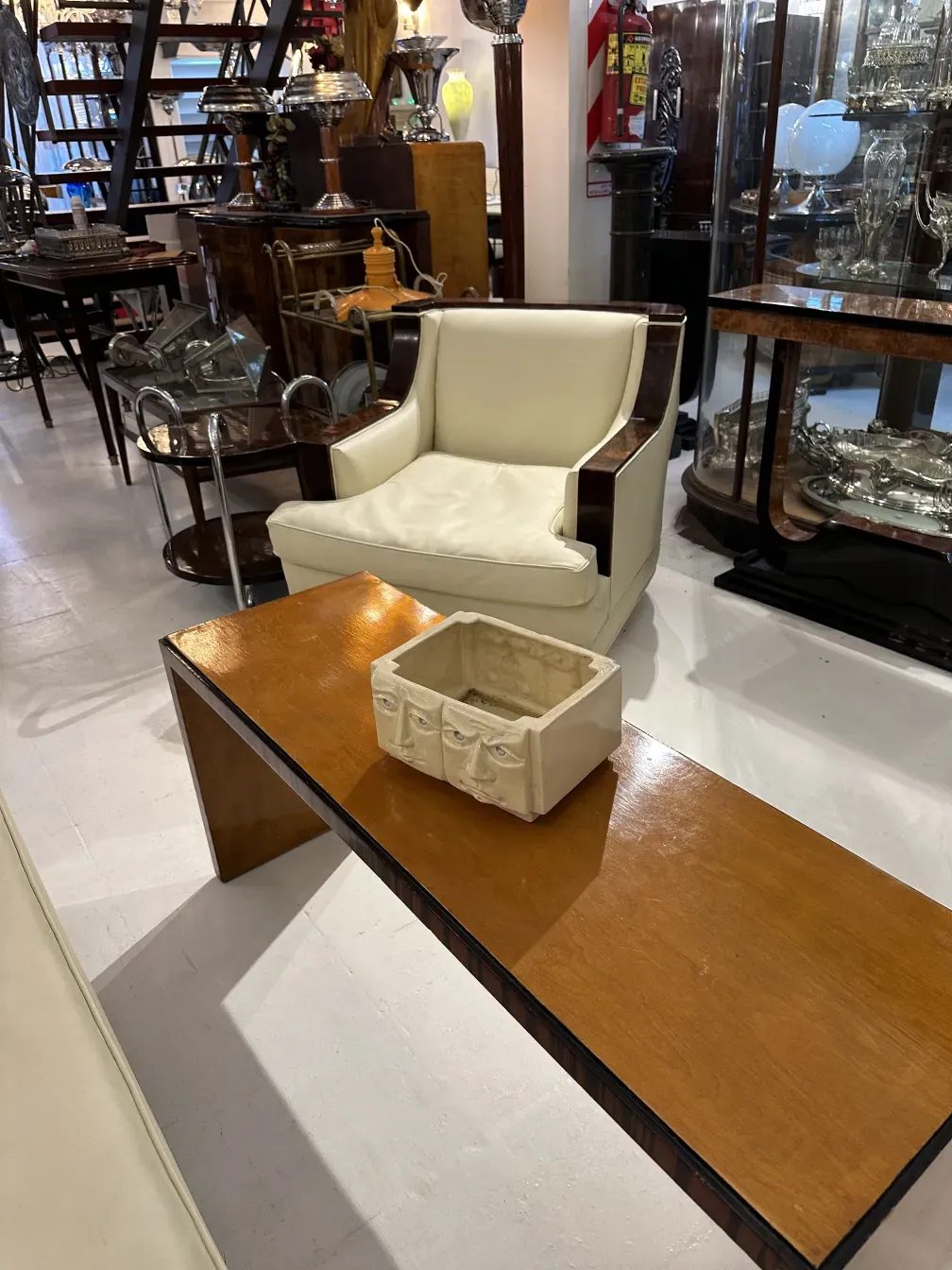 antiker Couchtisch mit elegantem Design, ausgestellt im Raum