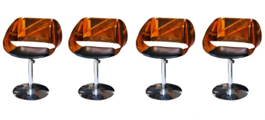 古い椅子4脚、鮮やかな色と快適な座面があり、モダンな設定に置かれている