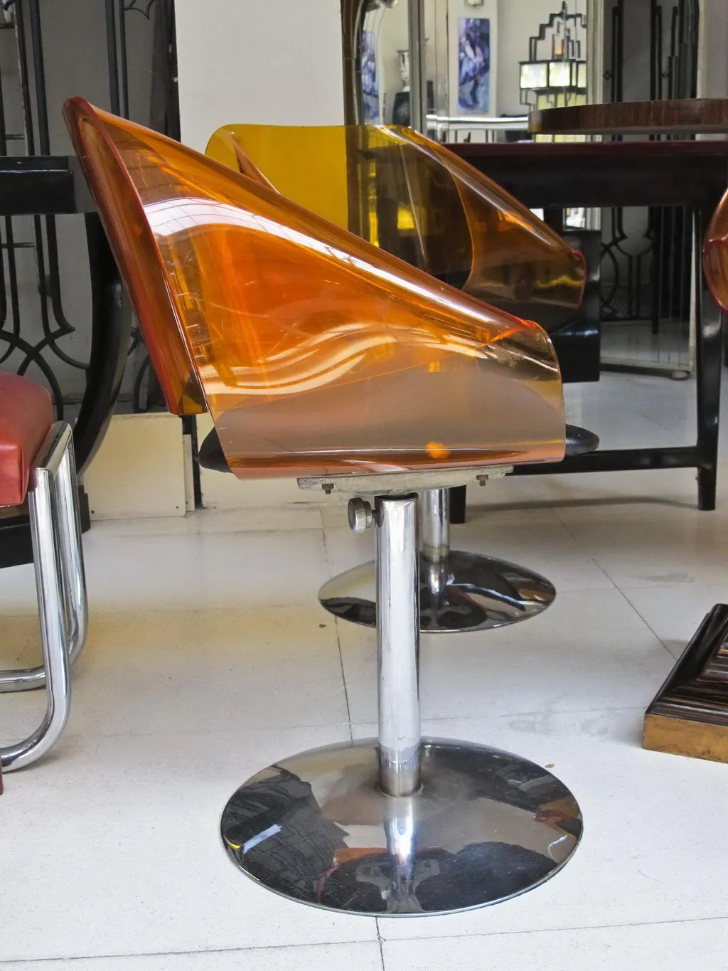 Quattro sedie antiche con design elegante in una stanza