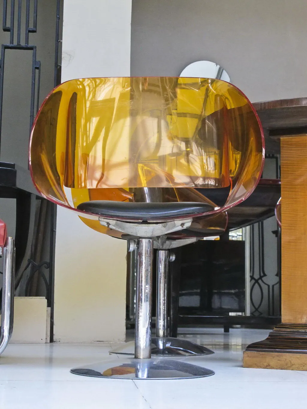 chaises anciennes colorées dans un cadre accueillant