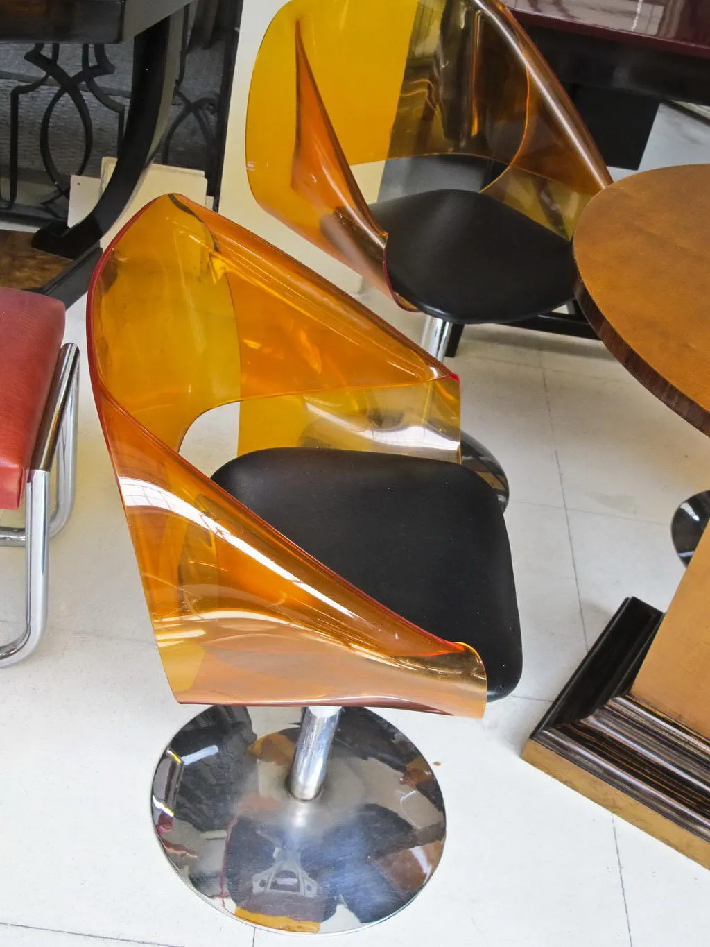 quattro sedie antiche con design trasparente in un ambiente moderno