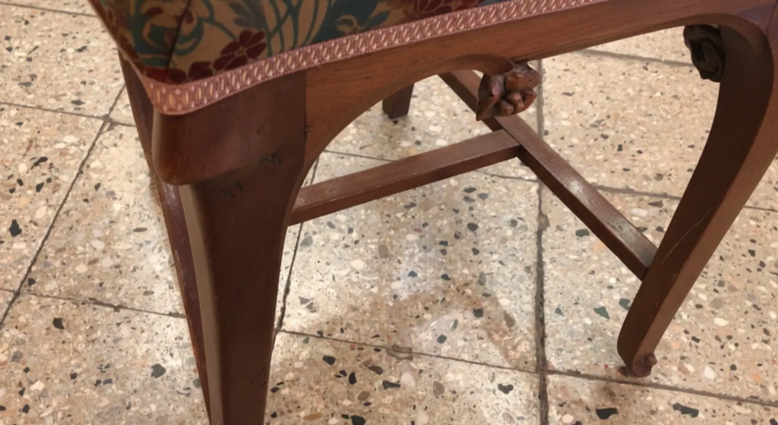 Cadeira antiga com um design colorido e elegante, ambiente clássico.