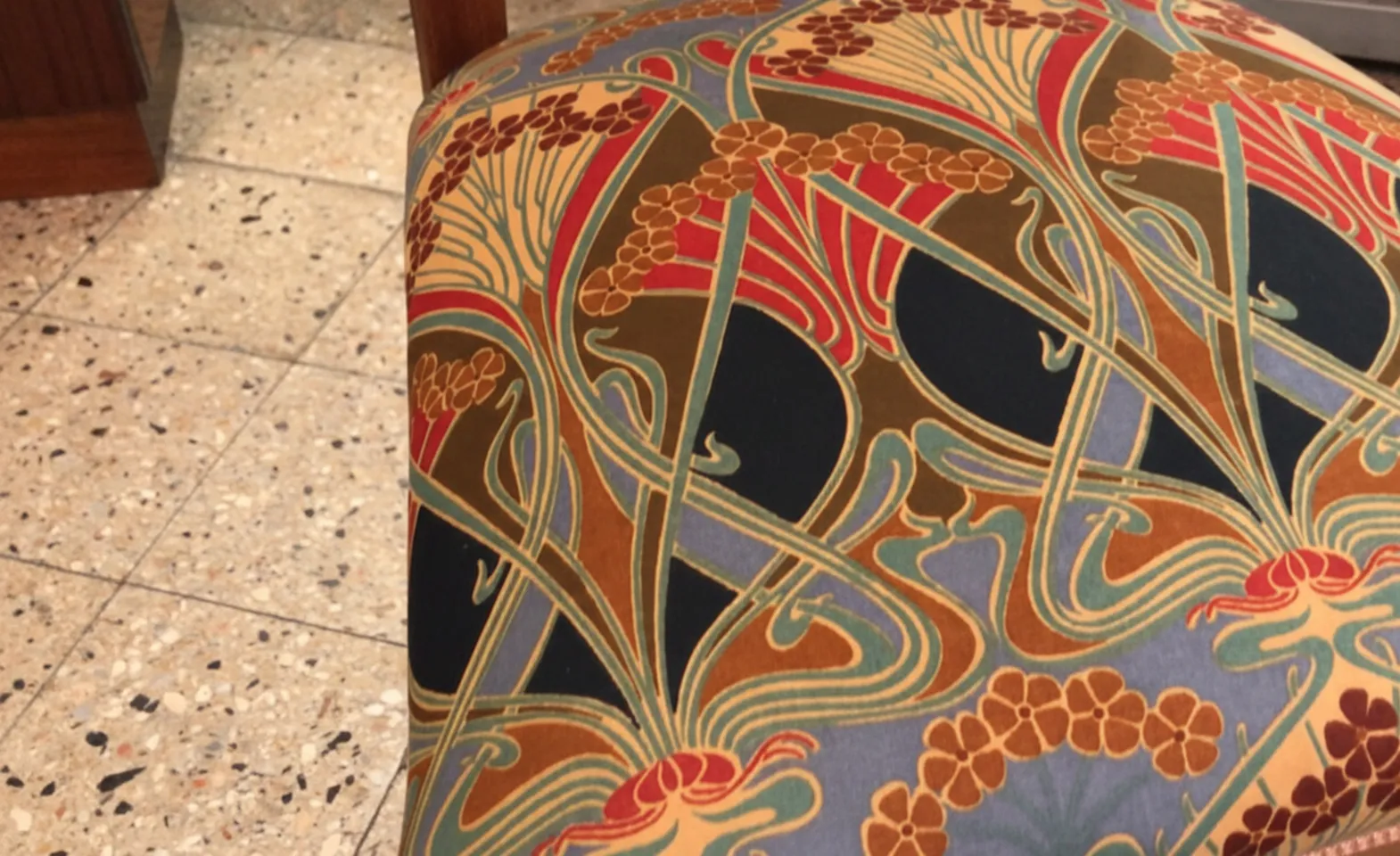 Chaise antique avec un beau design Art Nouveau et des couleurs vives.