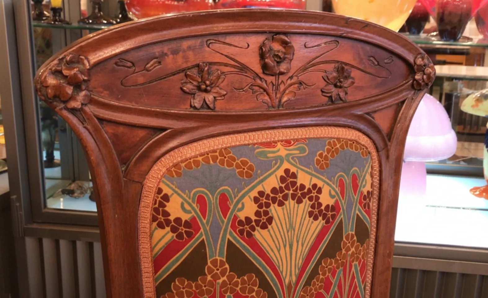 Chaise ancienne décorée de fleurs au dos, ambiance colorée