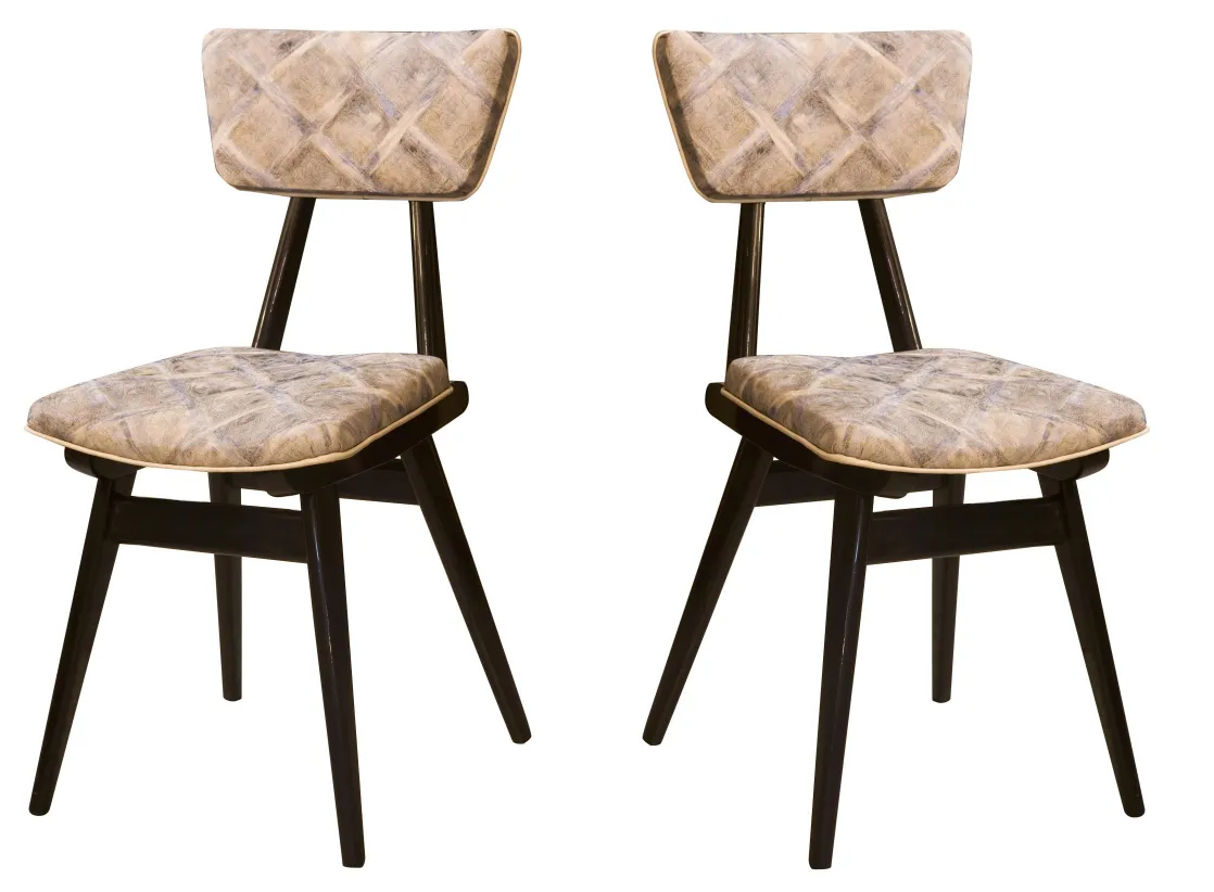 Deux chaises anciennes avec des couleurs neutres et un design attrayant dans un cadre confortable.