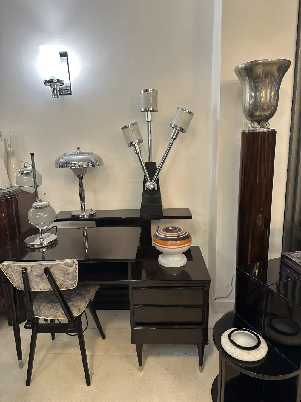 2 sedie antiche con design unico, decorate con dettagli eleganti