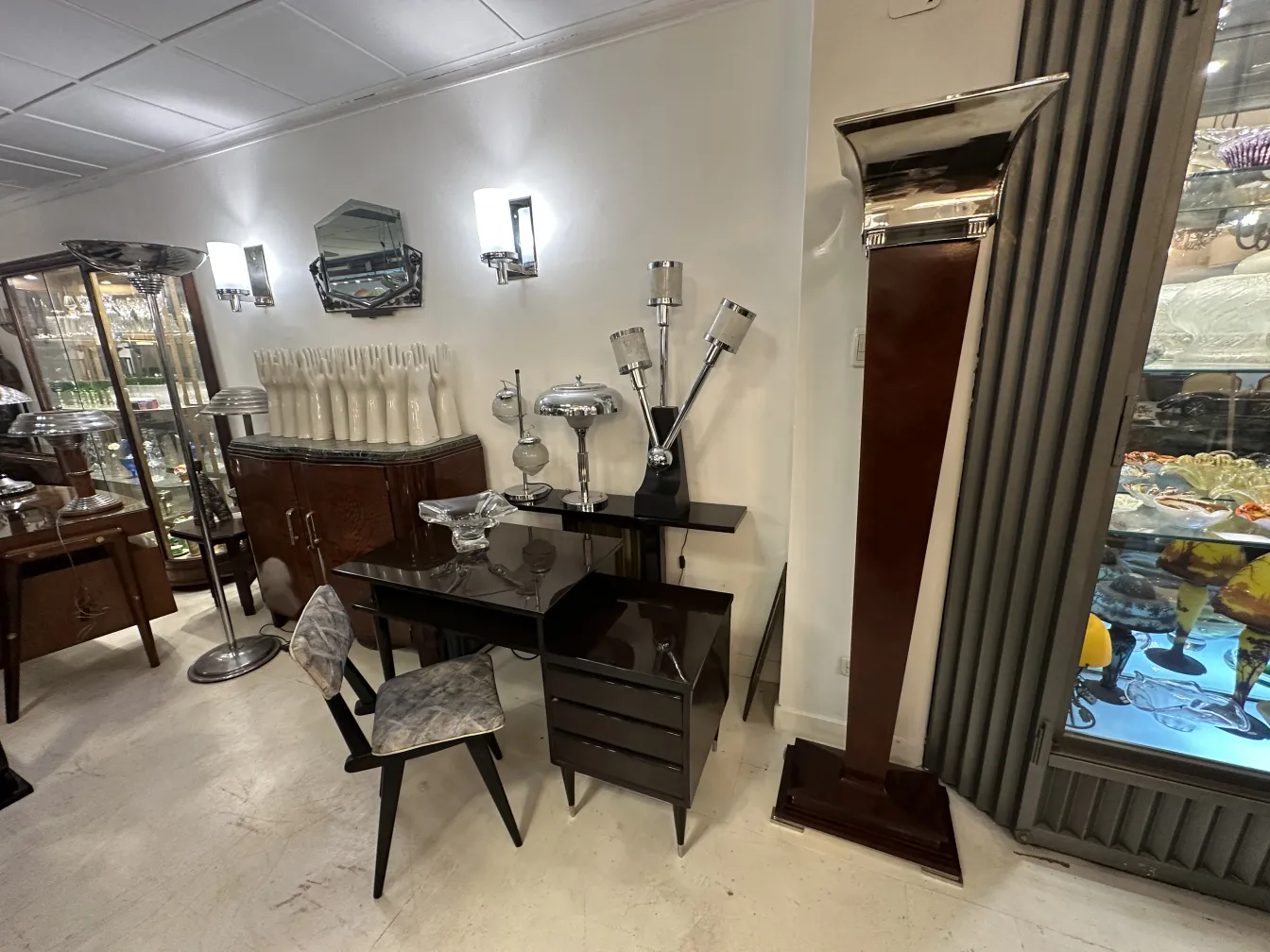 Dos sillas antiguas con un diseño distintivo, rodeadas de decoración vintage