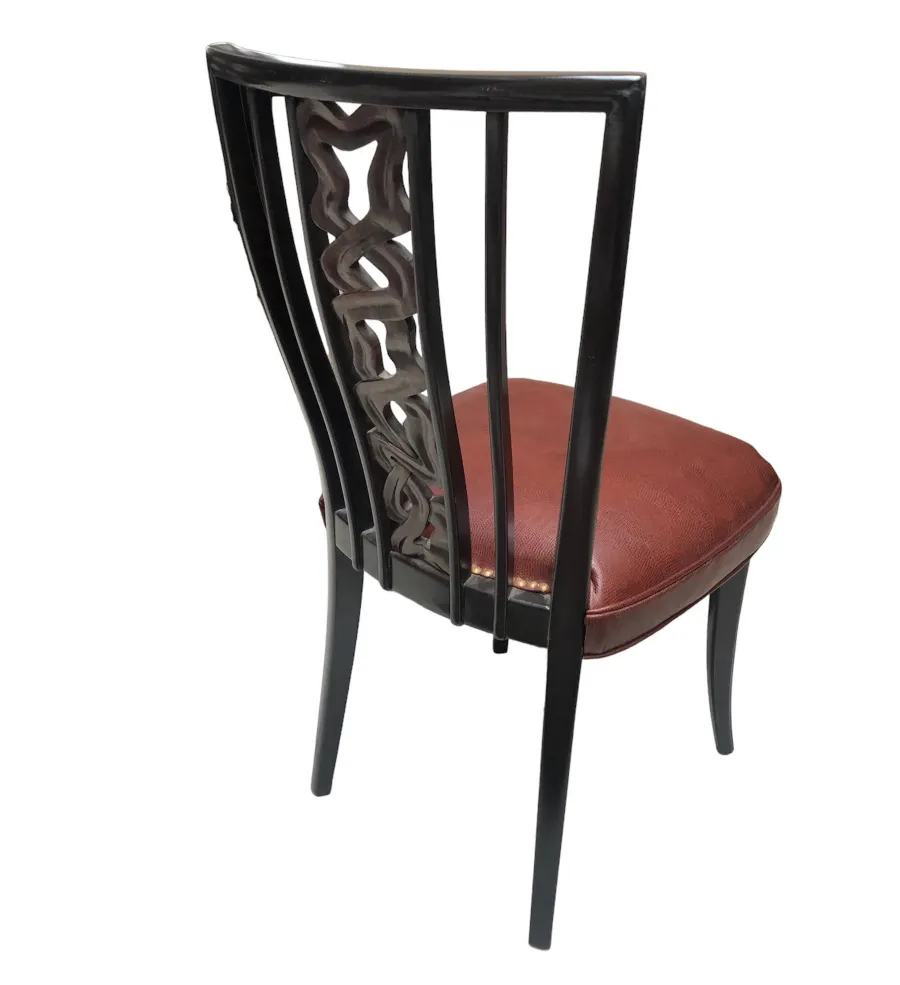 vue arrière de 2 chaises anciennes avec design unique