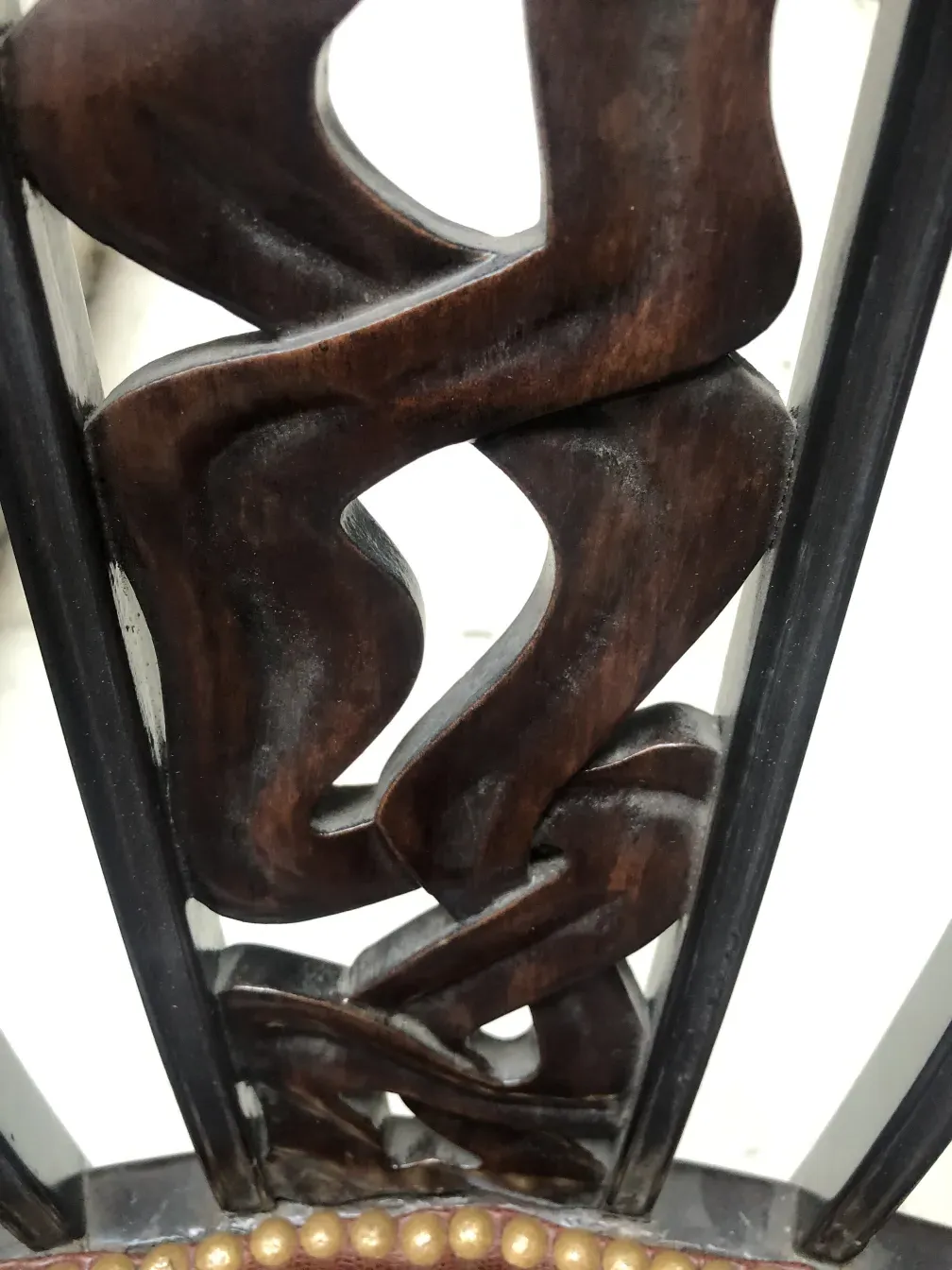 تفاصيل دقيقة على كراسي قديمة فريدة من نوعها