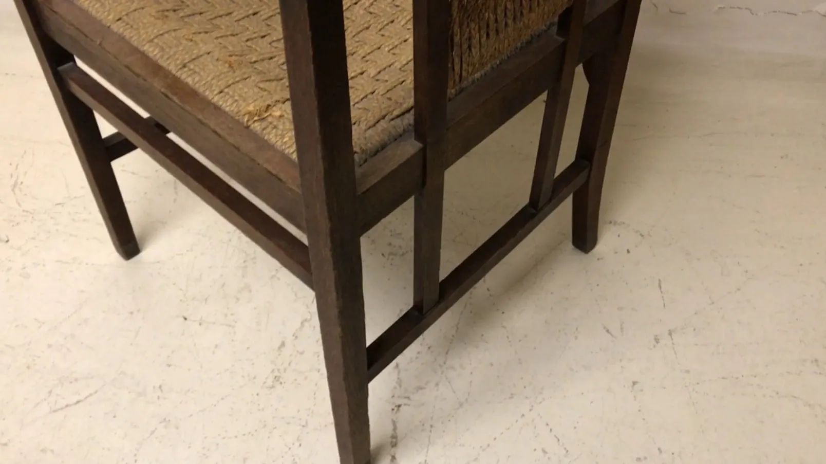 Sillón de escritorio antiguo con diseño clásico y ambiente acogedor.