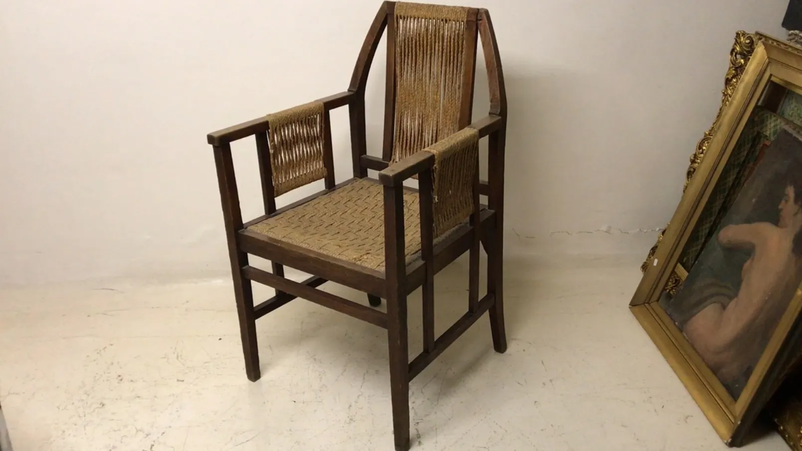 Cadeira de escritório antiga em um ambiente minimalista