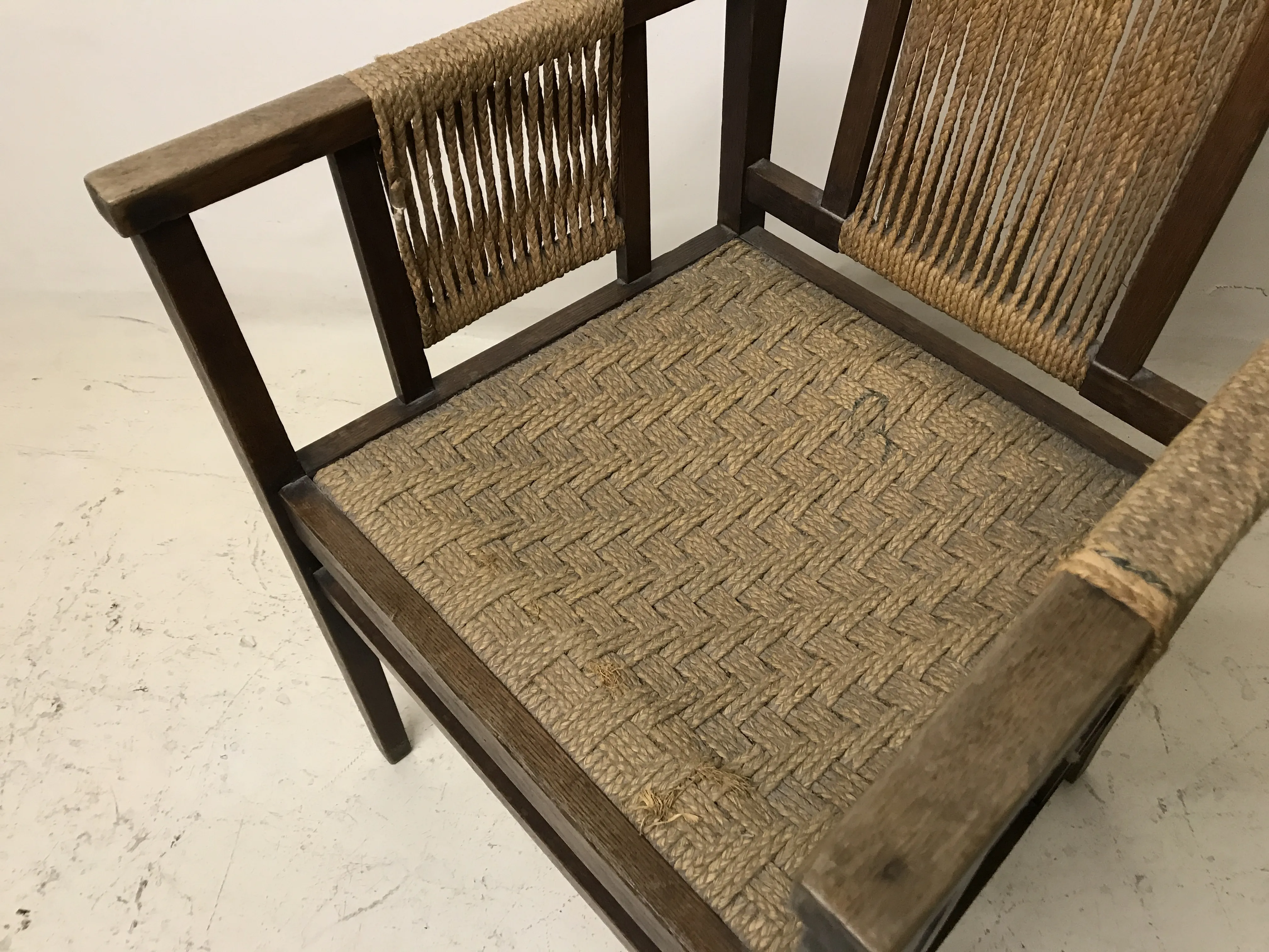 Sillón de escritorio antiguo con detalles en el respaldo y asiento tejido, estilo Edward Wormley.