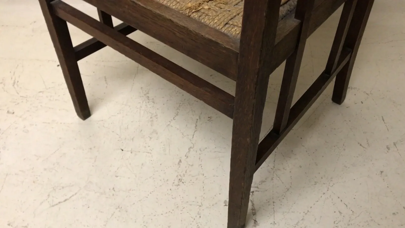 Fauteuil de bureau ancien avec pieds droits sur fond clair