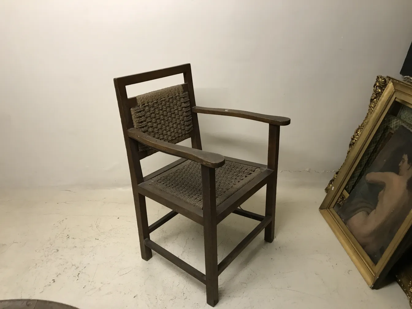 Poltrona antica con design semplice e braccioli, sfondo bianco