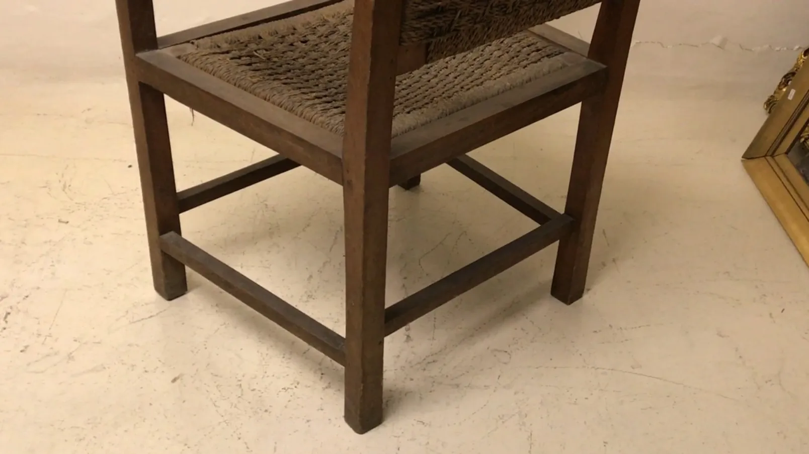 Sillón antiguo con diseño Acogedor y clásico, en entorno neutral.