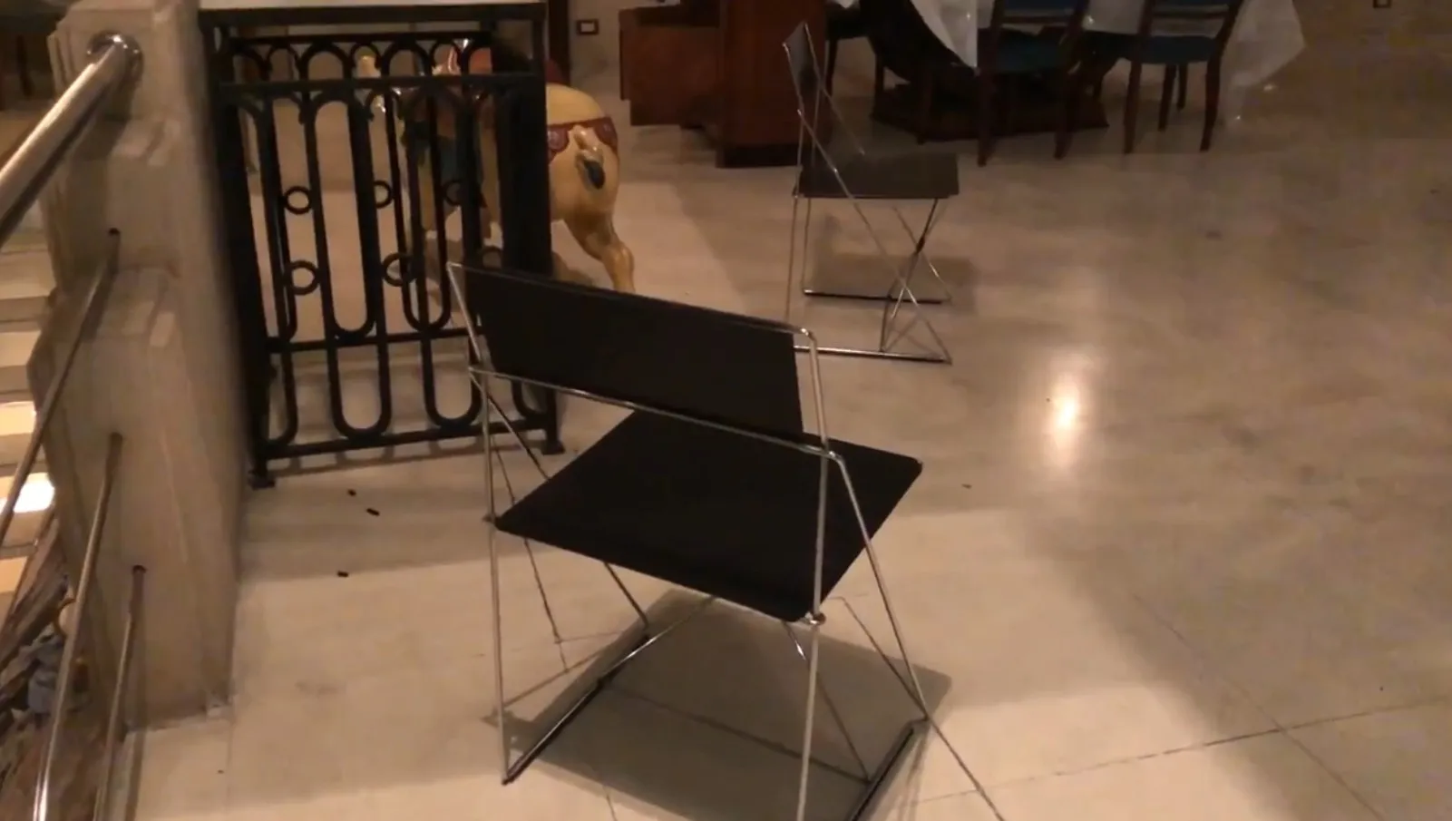 Dos sillas antiguas en un ambiente acogedor con fondo decorativo