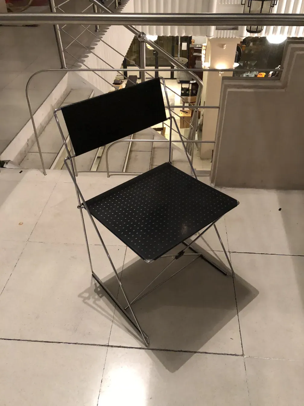 Zwei antike Stühle mit elegantem Design in einem dekorativen Raum