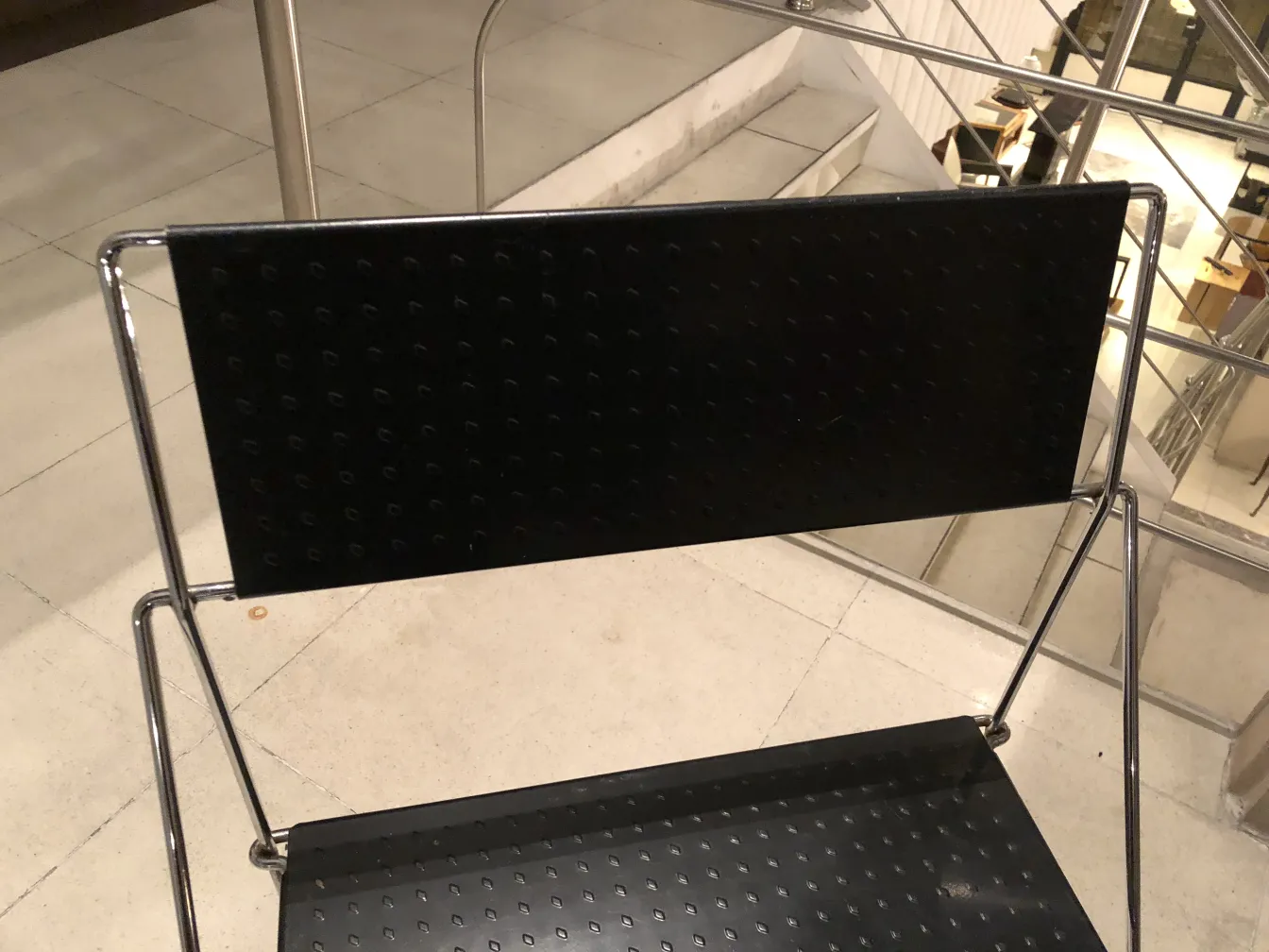 Due sedie antiche in un contesto moderno